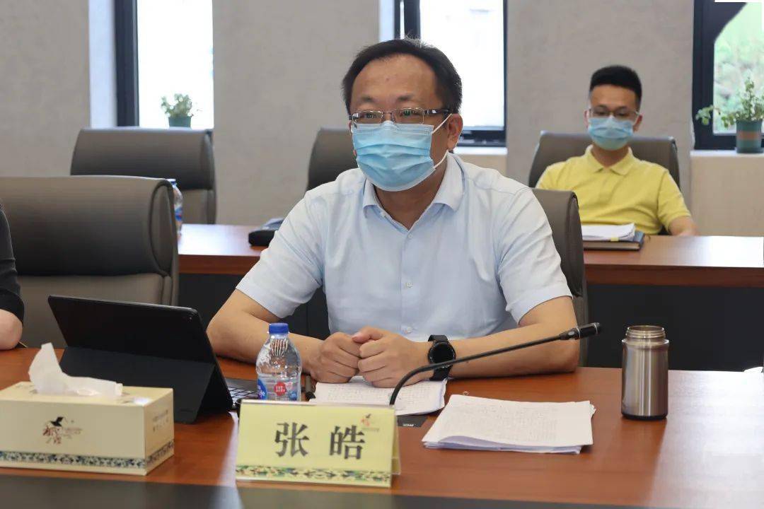 会上,张皓就枫泾镇常态化疫情防控工作情况进行汇报.