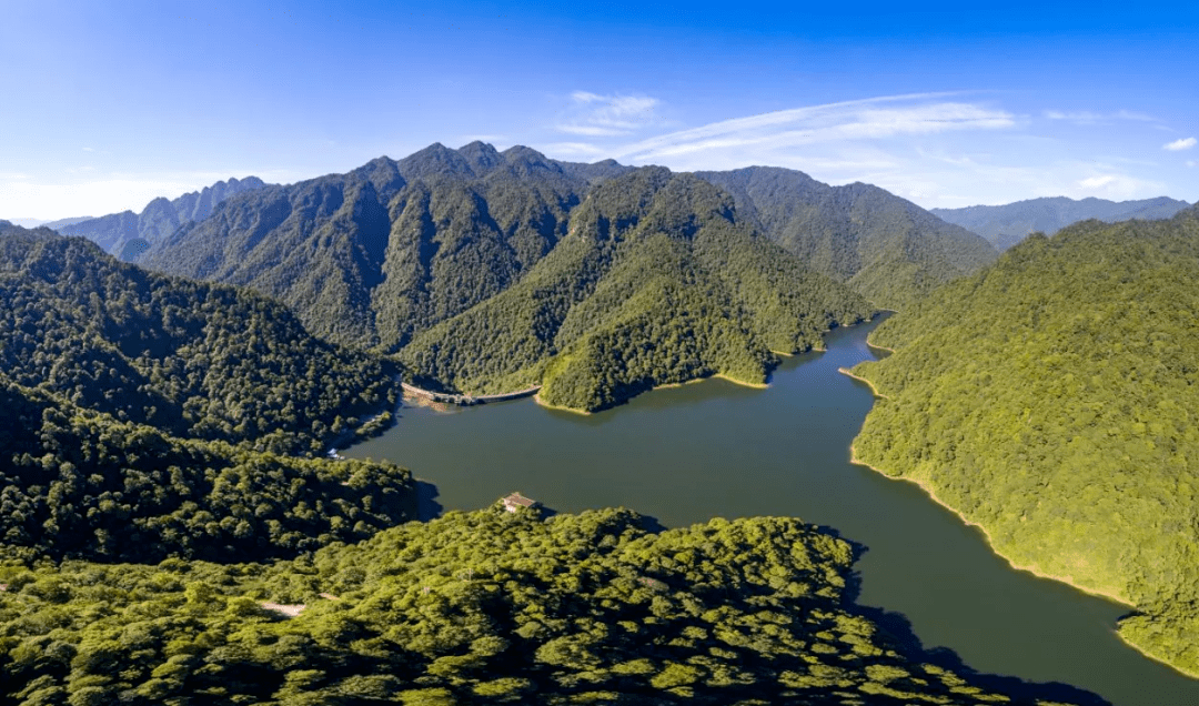 井岡山,地處湘贛兩省交界的羅霄山脈中段,古有