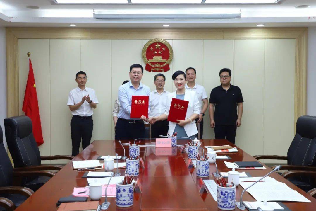 立邦,福州市人才发展集团副总经理戴鸿分别代表双方签约来源:今日晋安