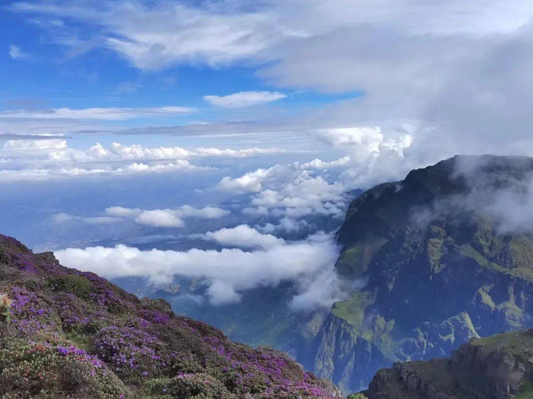 长相思·牯牛寨一重山,两重山,山远天高彩云端,牯牛高万丈.