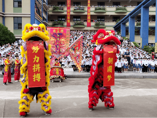 勵志活動的第一項是由紅棉小學舞獅隊帶來的節目《金獅送福》.