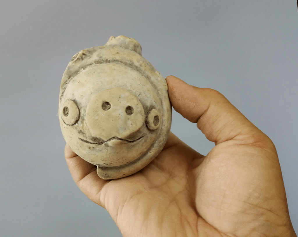 三星堆遗址出土的这件陶猪,酷似游戏"愤怒的小鸟"中的"捣蛋猪".