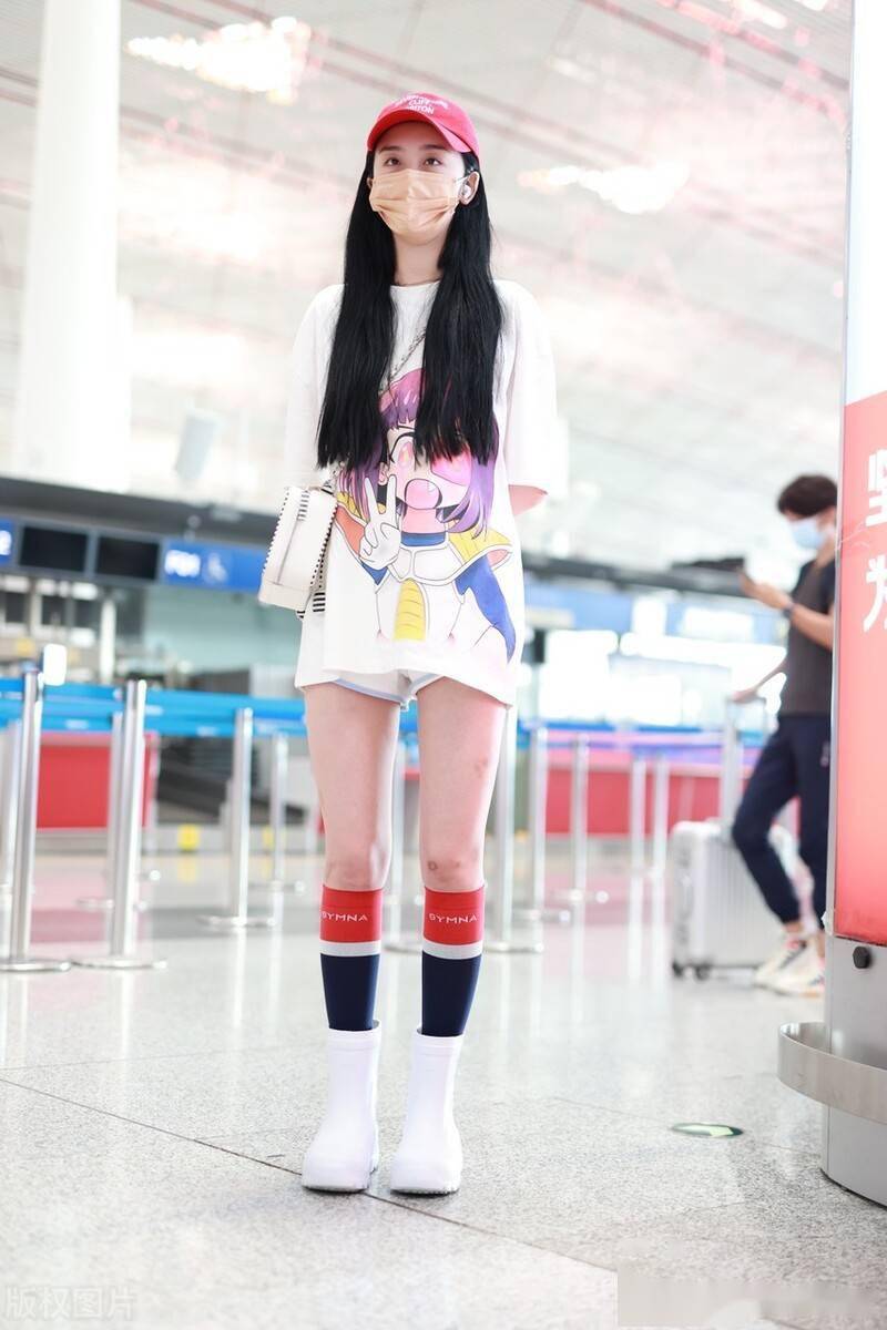 街拍赵小棠白色卡通tee粉色棒球帽下衣失踪大秀美腿