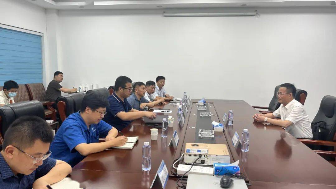 李新军在武汉奥长岭电器电源有限公司座谈
