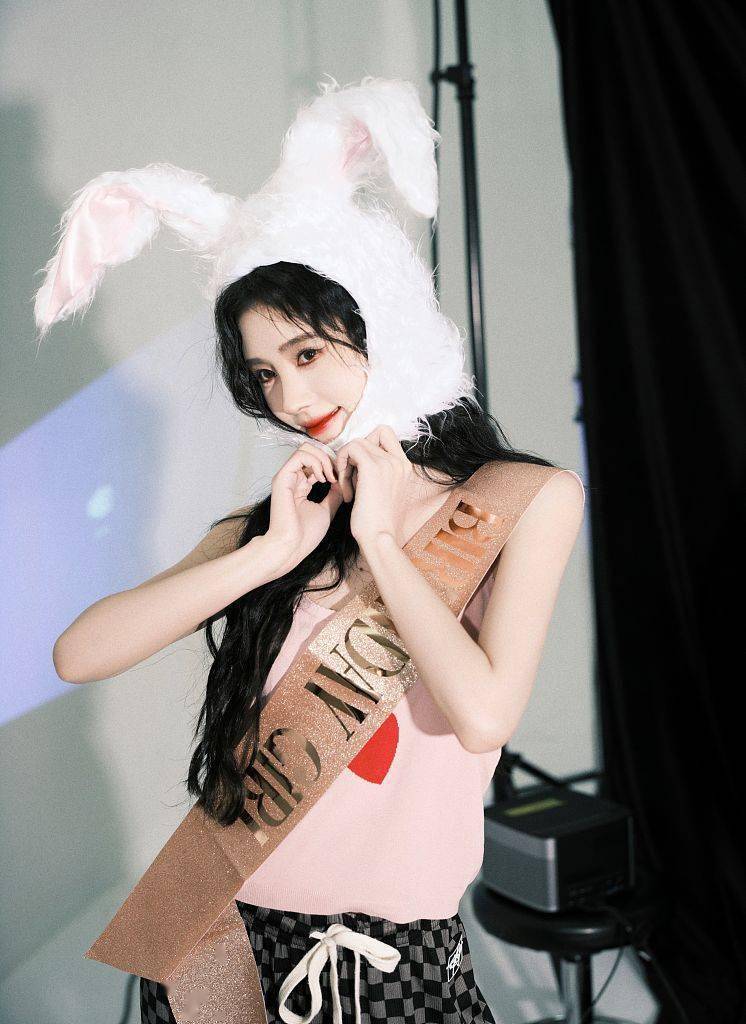 鞠婧祎生日拍特别版写真 戴兔耳帽摆造型甜美可爱_方格_模样_兔子