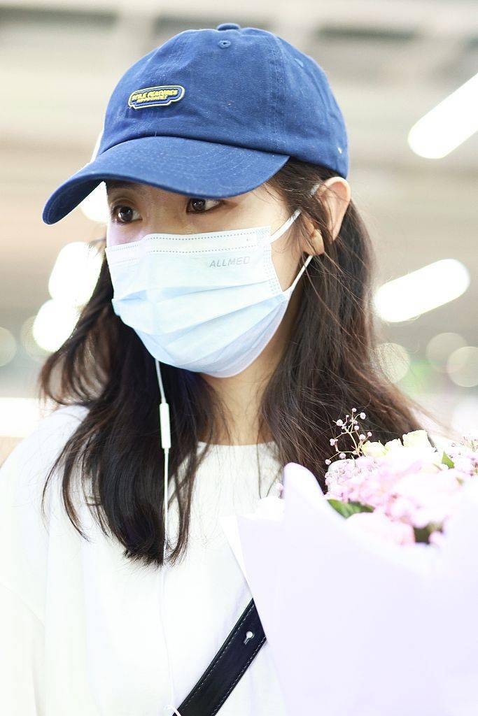 邢菲深圳街拍造型时尚小清新 白色半袖t恤搭蓝色鸭舌帽_宝安机场_邢菲