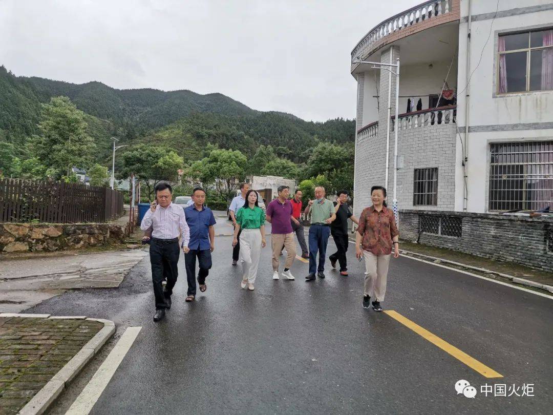 6月20日,吉安市关工委主任李庐琦一行莅临遂川县草林镇唐虞村指导"三