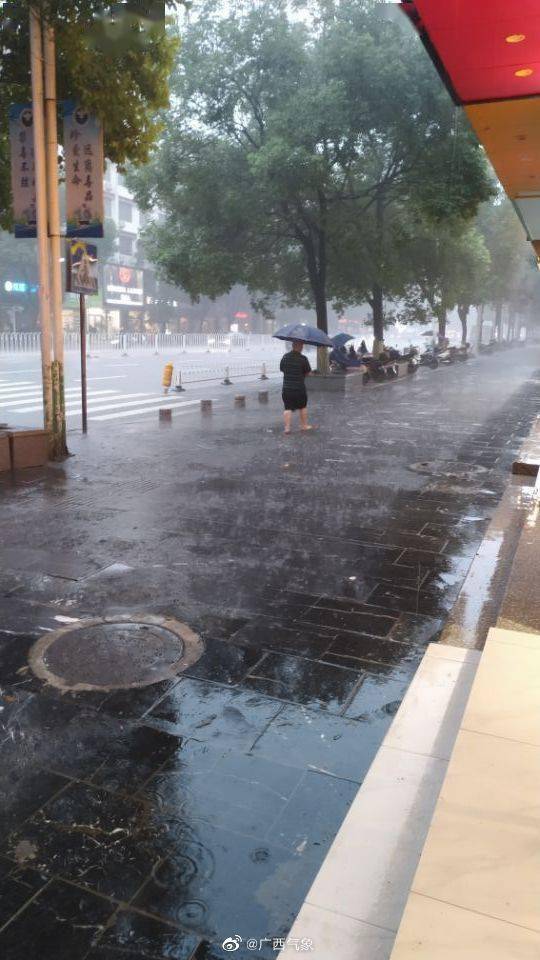 今天中午广西桂林大雨倾盆行人赤脚上阵