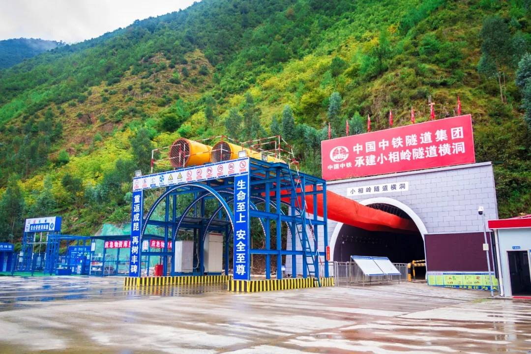 21775公里新成昆铁路小相岭隧道正式贯通将进入最后铺轨阶段
