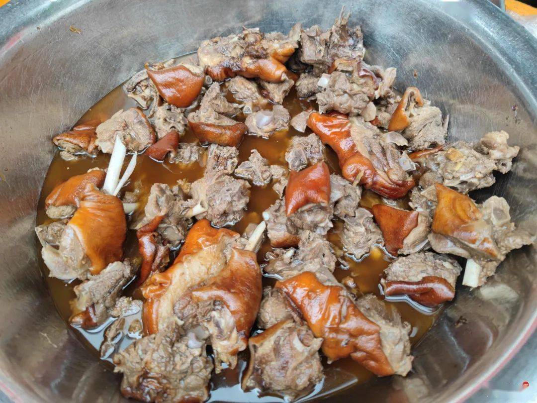 夏至钦州狗肉摊生意火爆聚餐喝酒吃荔枝就为了买上一两斤狗肉回家在汤