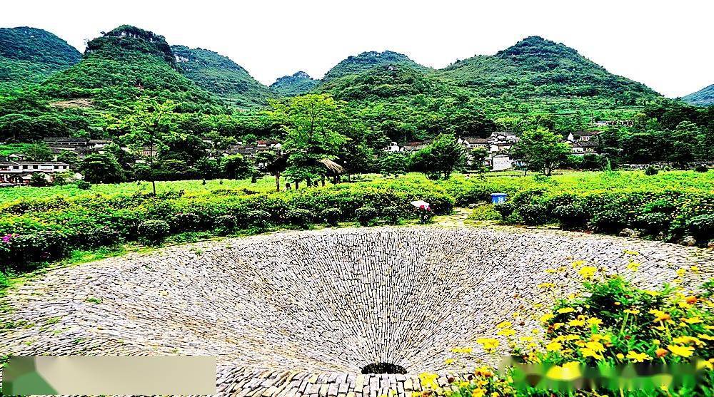 貴州興義的天坑地漏古寨雨補魯村