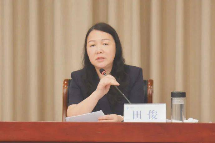 副市长,市食药安委副主任田俊主持会议.