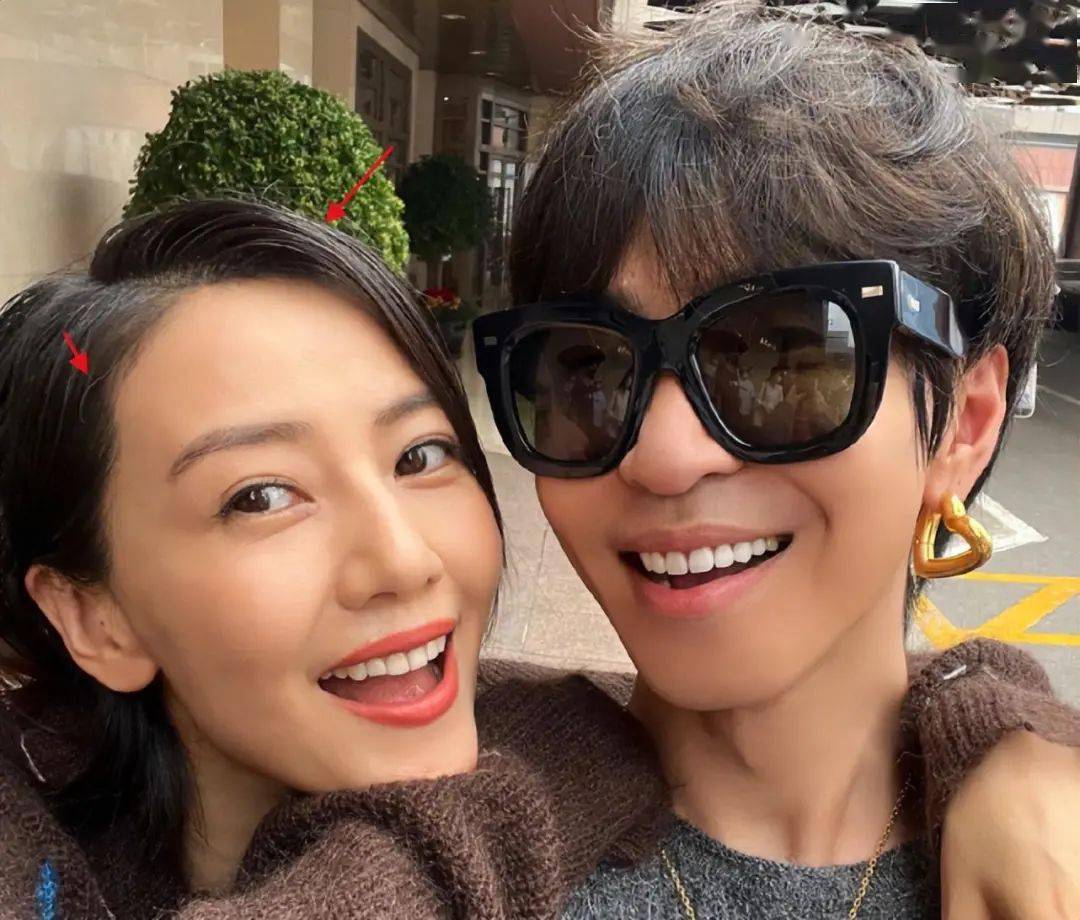 高圆圆跟好友合影白发不染眼角纹不遮老了不包装也这么漂亮