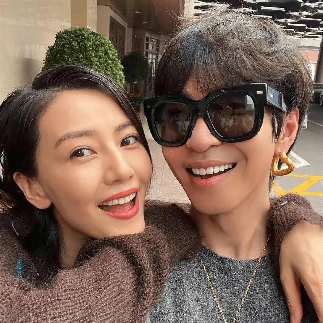 韩火火高圆圆自拍两人同穿毛衣搂肩大笑11年的友谊太令人羡慕