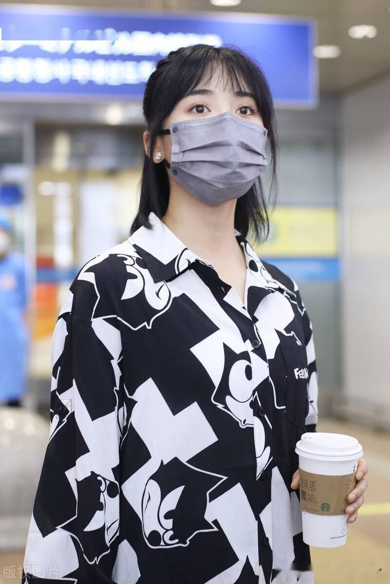 沈月黑白拼色外套搭短裤现身机场头发高扎满眼温柔