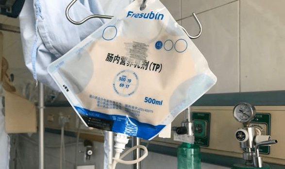 张女士动弹不得,靠肠内营养乳剂在维持生命.