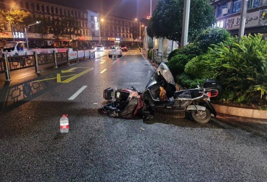 电动车出车祸图片夜晚图片