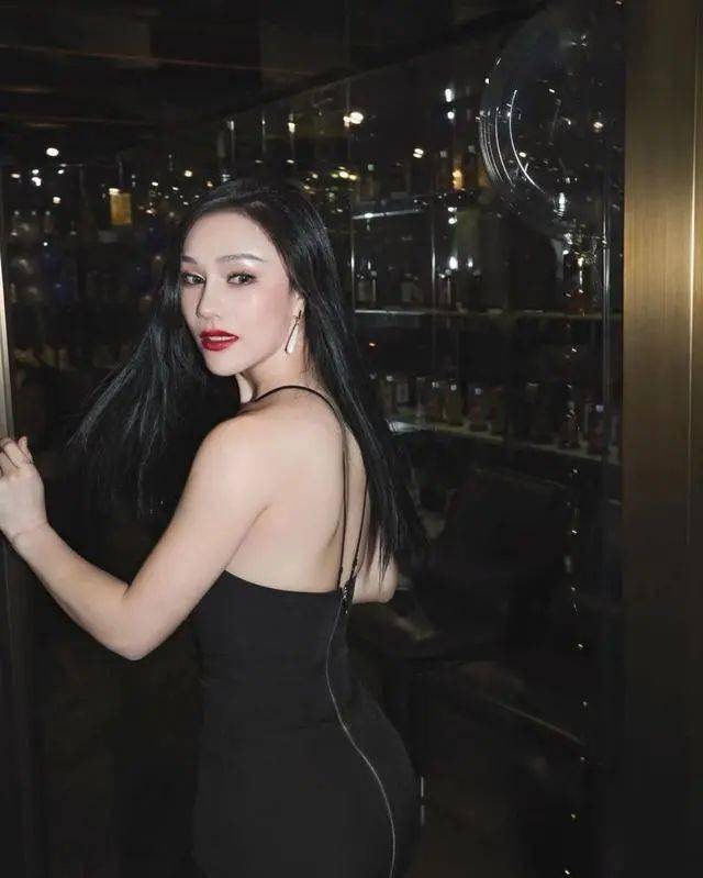 健身版"李嘉欣"极品颜值,性感身材惊艳全网,引得众人疯狂舔屏_小辣椒