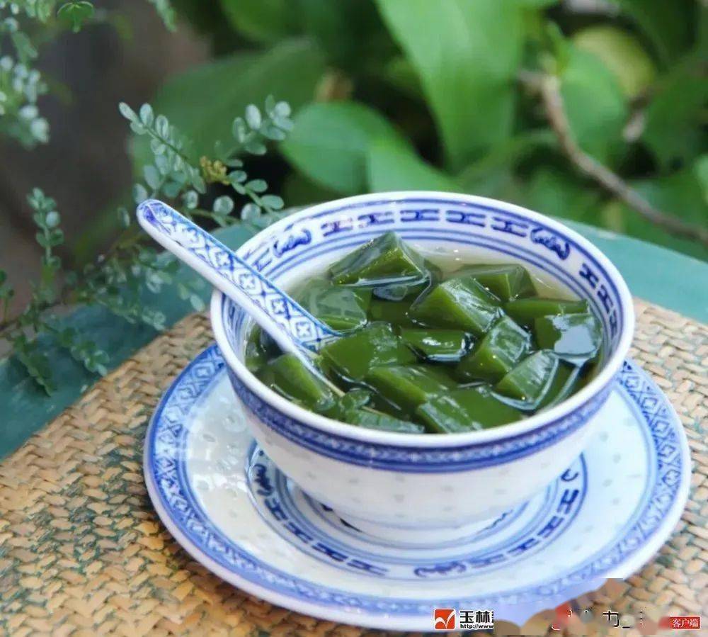 据说纯正的绿凉粉需要用当天收割回来的新鲜凉粉草制作,凉粉草要经过