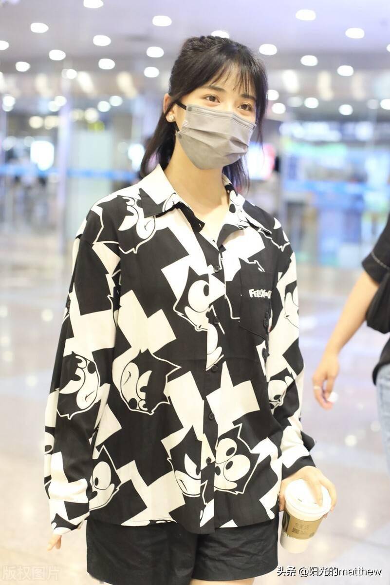 沈月黑白拼色外套搭短裤现身机场头发高扎满眼温柔