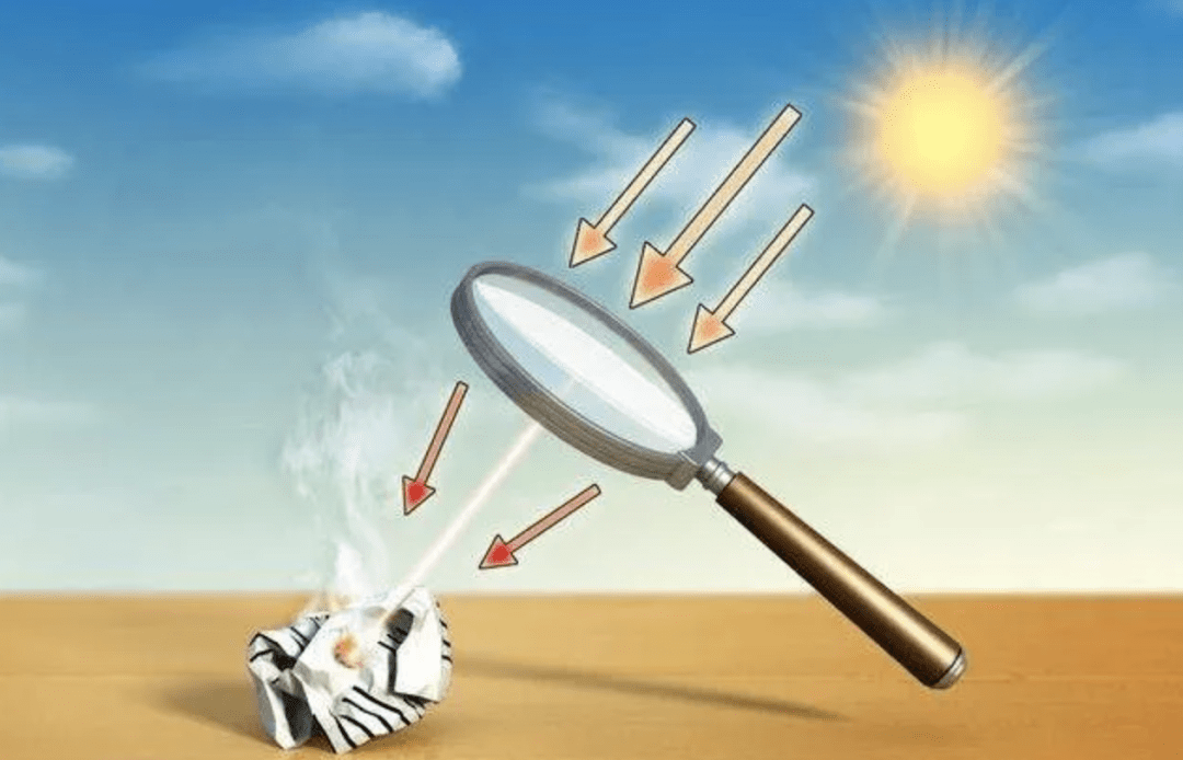 是放大镜惹的祸孩子随手将其放在纸箱上阳光强烈照射引起火灾着火之时