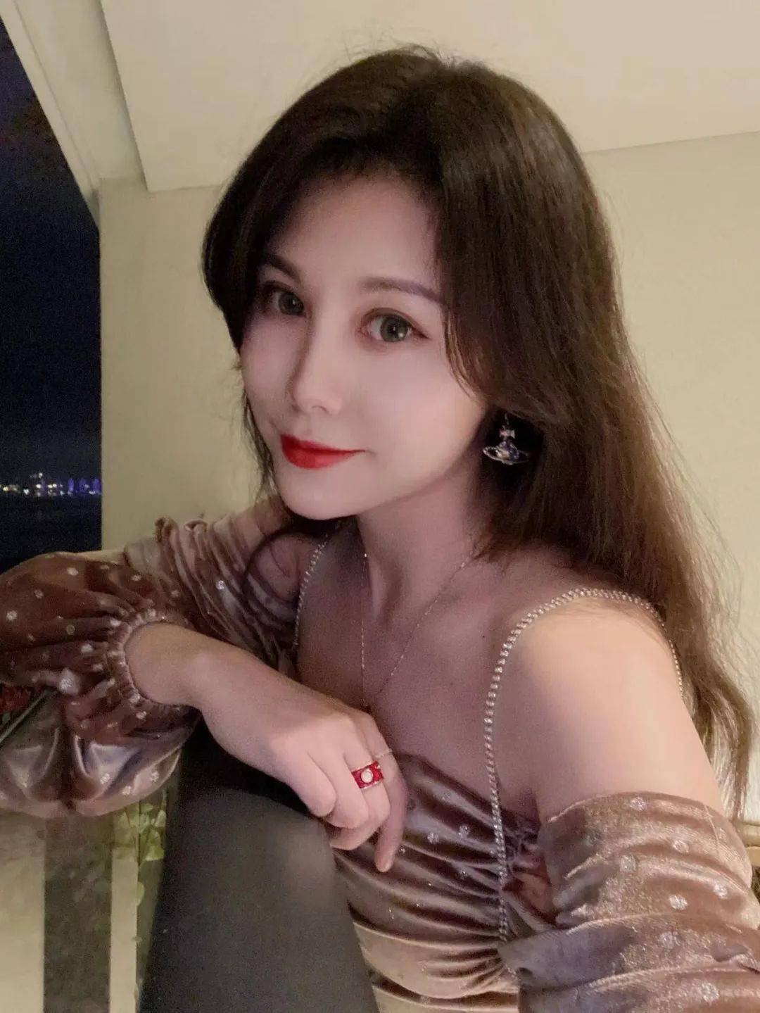 镜子哈哈哈@哈哈哈哈哈哈哈哈哈哈哈素颜前后的对比照这个我可太熟了