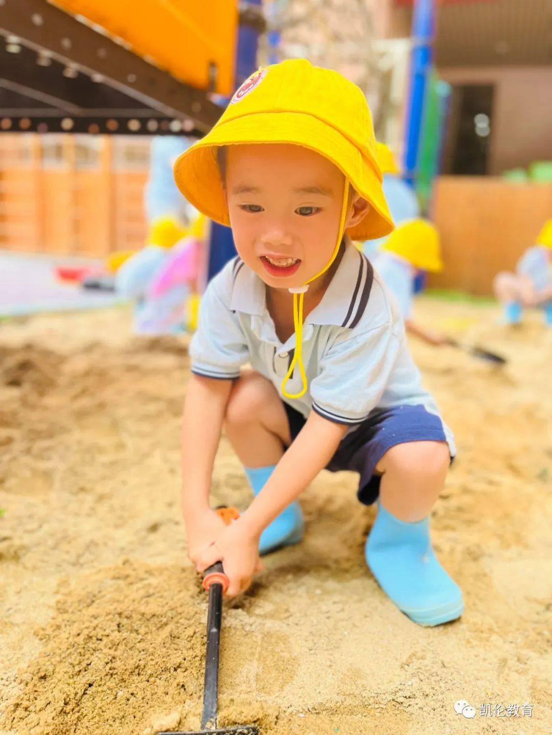 小逗逗动态沙地寻宝大作战小逗逗幼儿园小一班自主游戏活动