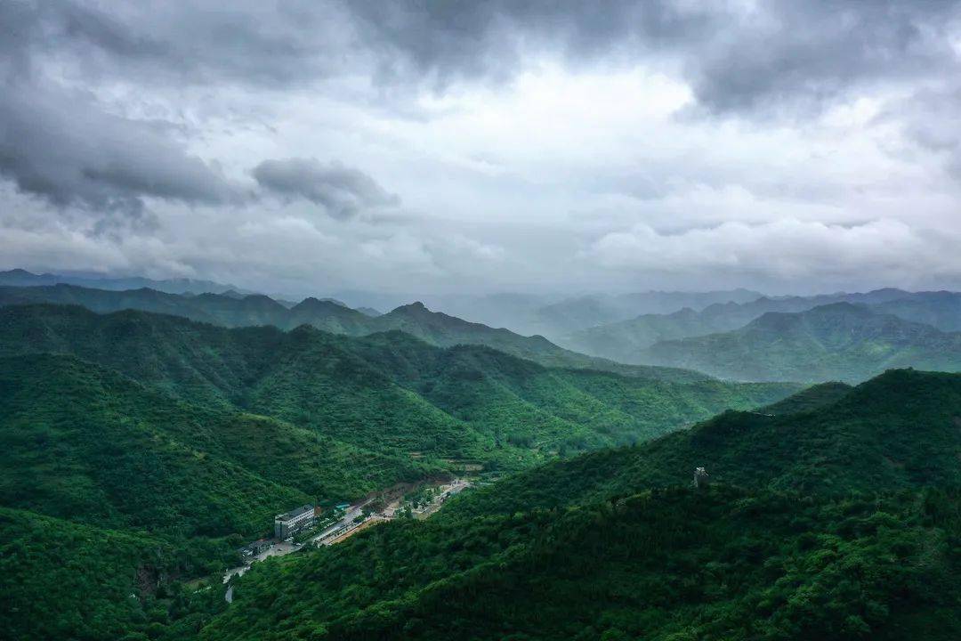 东方欲晓莫道君行早踏遍青山人未老风景这边独好