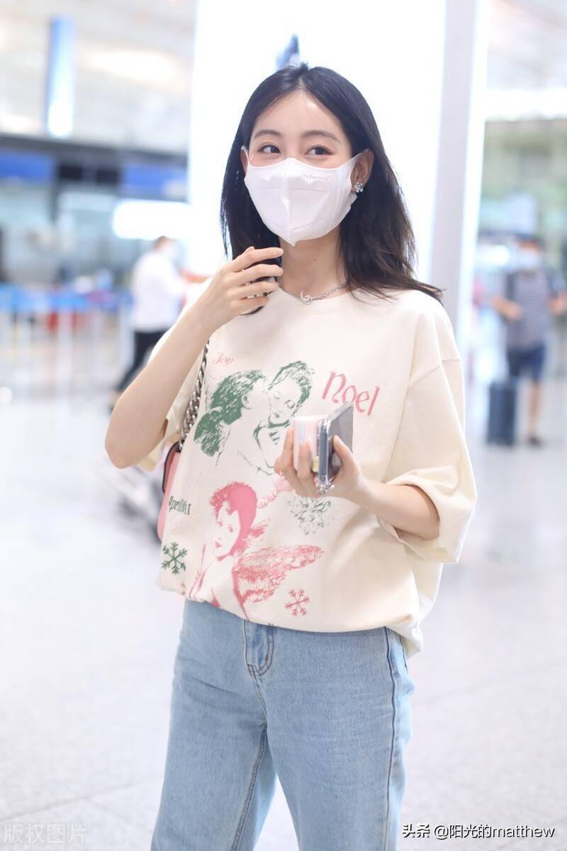 祝绪丹印花短袖牛仔裤现身机场笑容甜美撩发动人