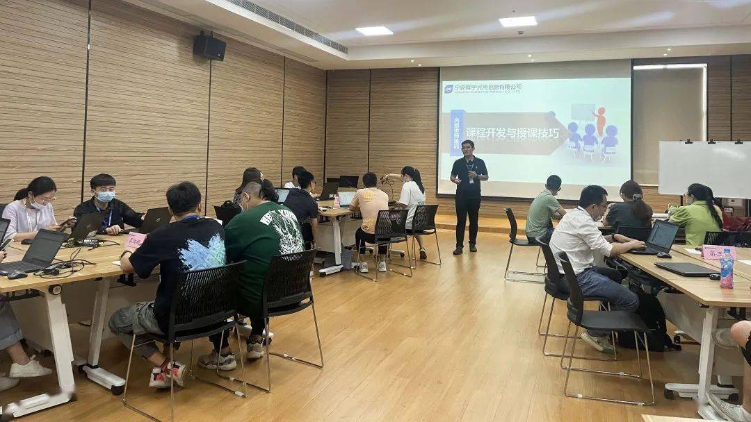 人力资源部培养与发展课特组织ttt培训,对现有初级讲师以及临时讲师