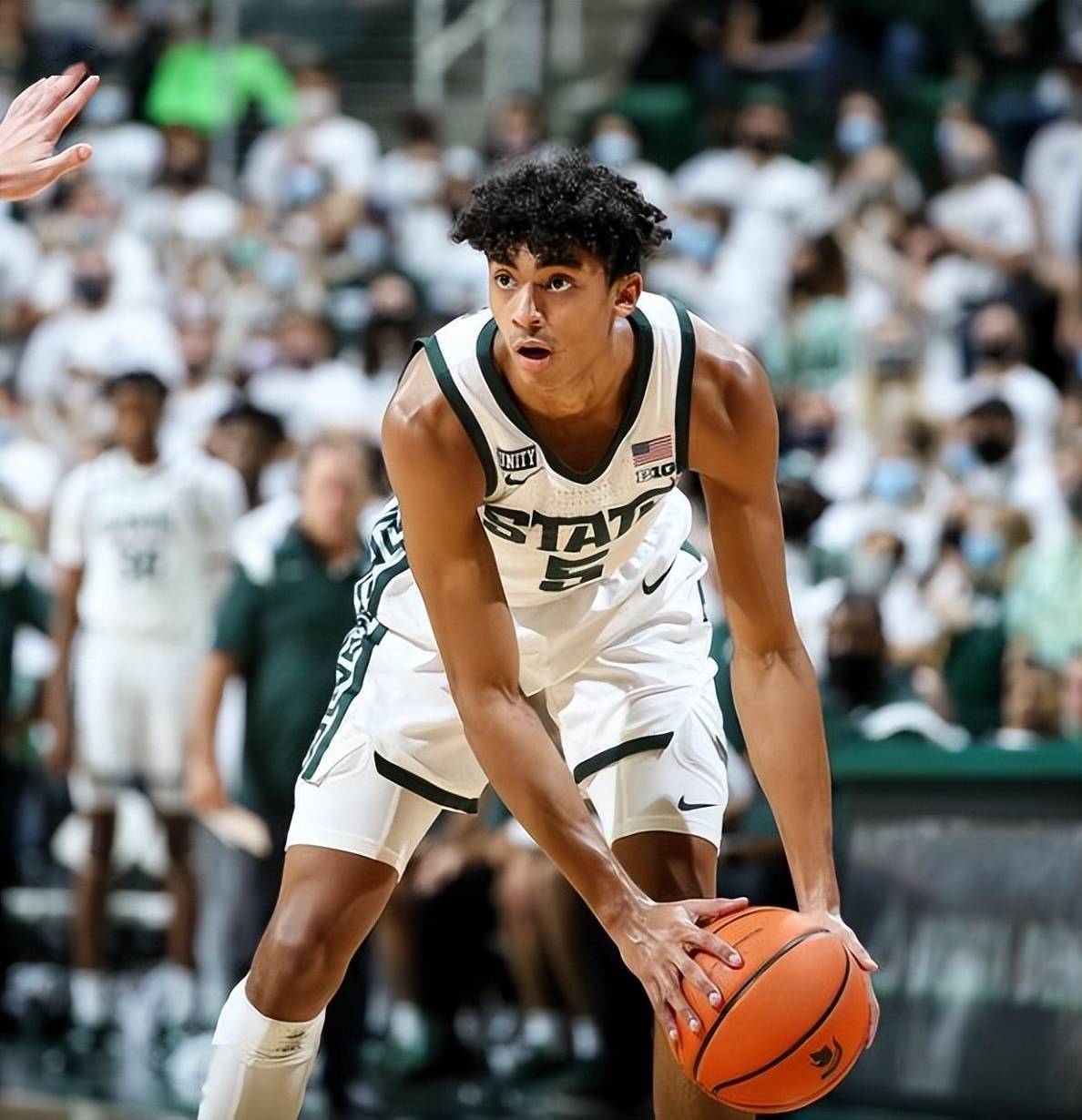 nba今日举行选秀大会,湖人在第35顺位选中了马克斯-克里斯蒂.