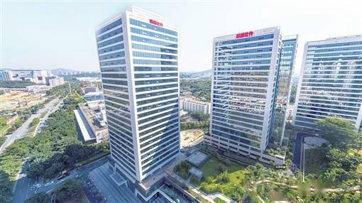 6月20日,麒麟软件有限公司,设计人员在编程.