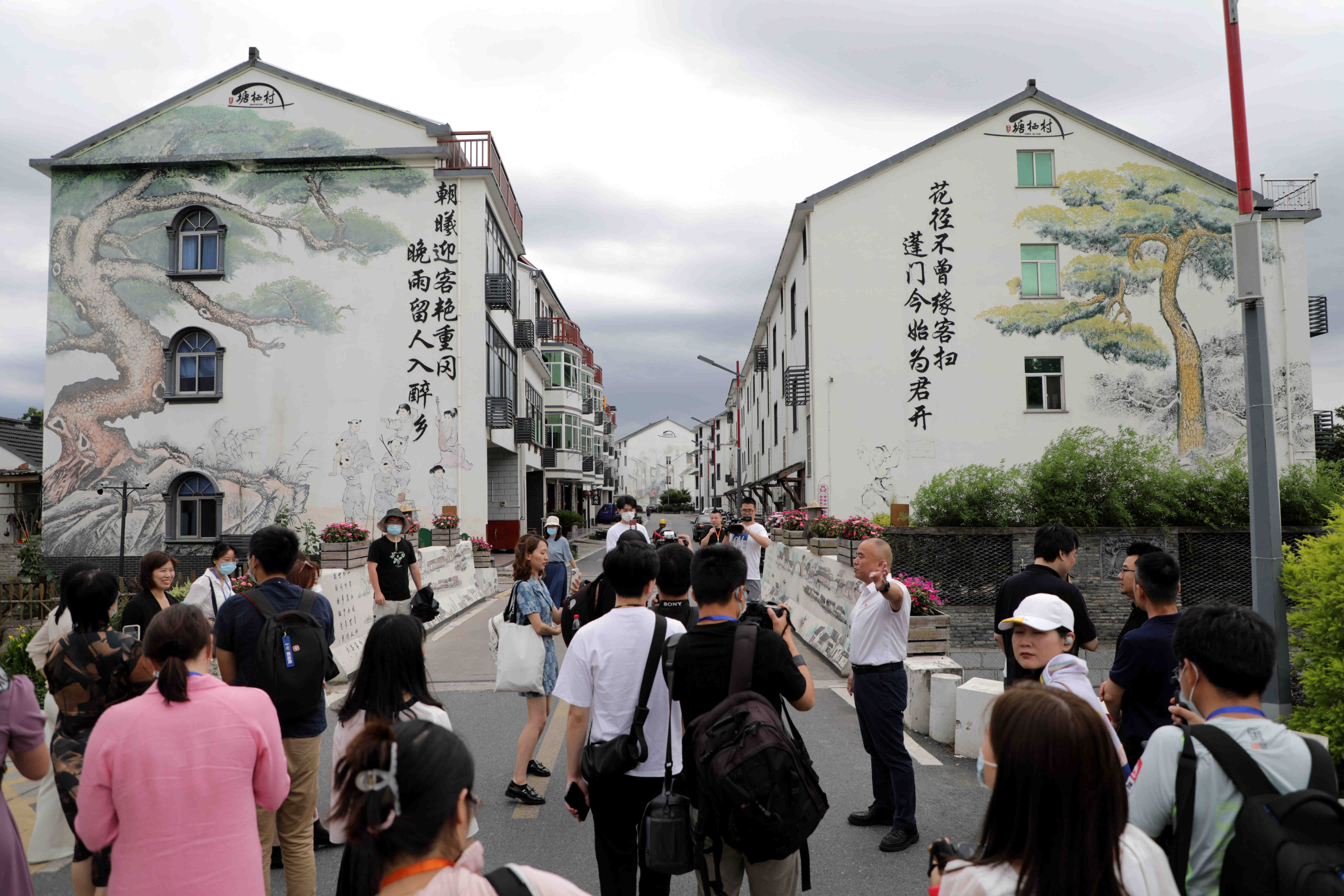 打卡浙里共富美丽乡村激活美丽经济塘栖村跑出共同富裕加速度