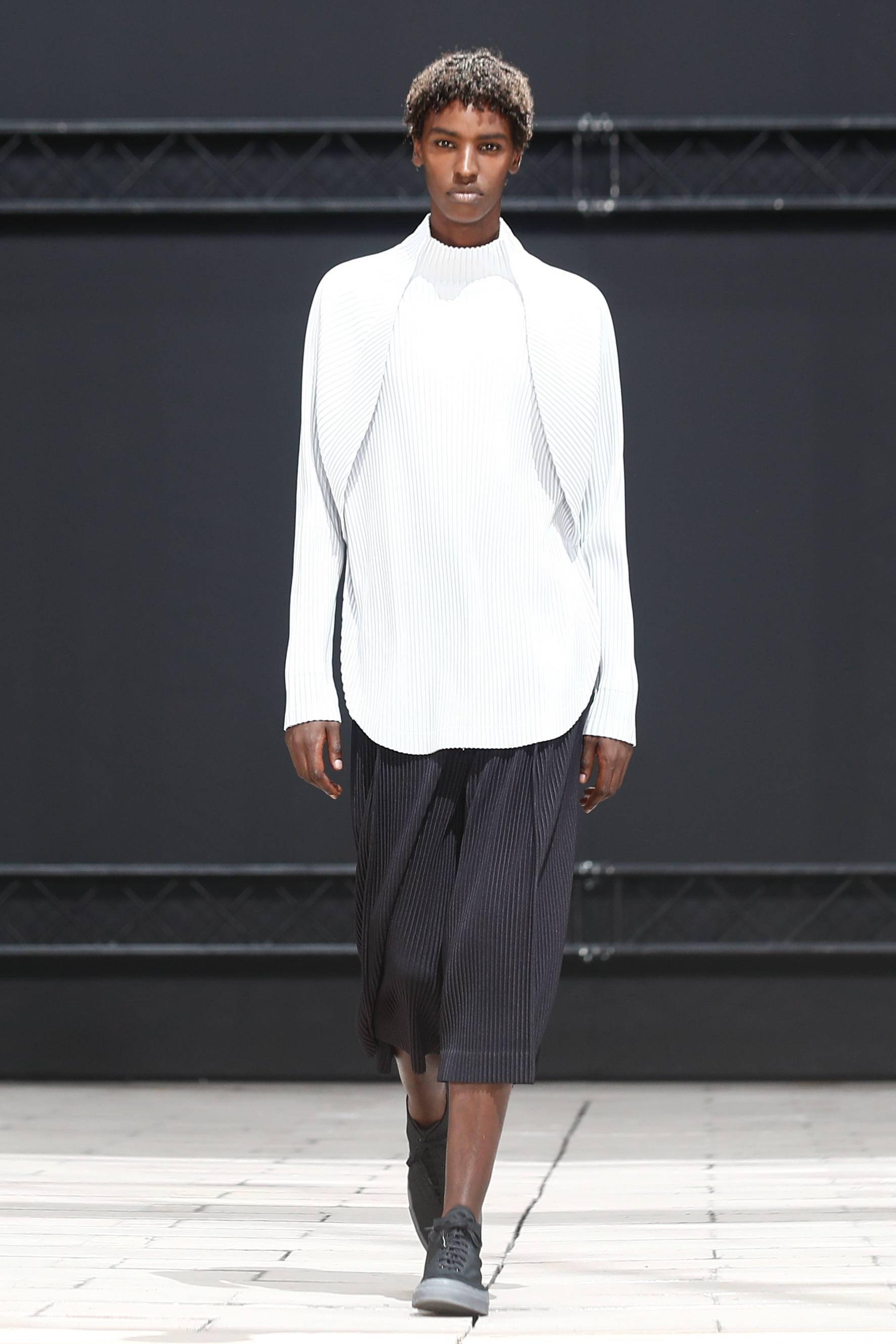 巴黎男装周三宅一生品牌时装秀