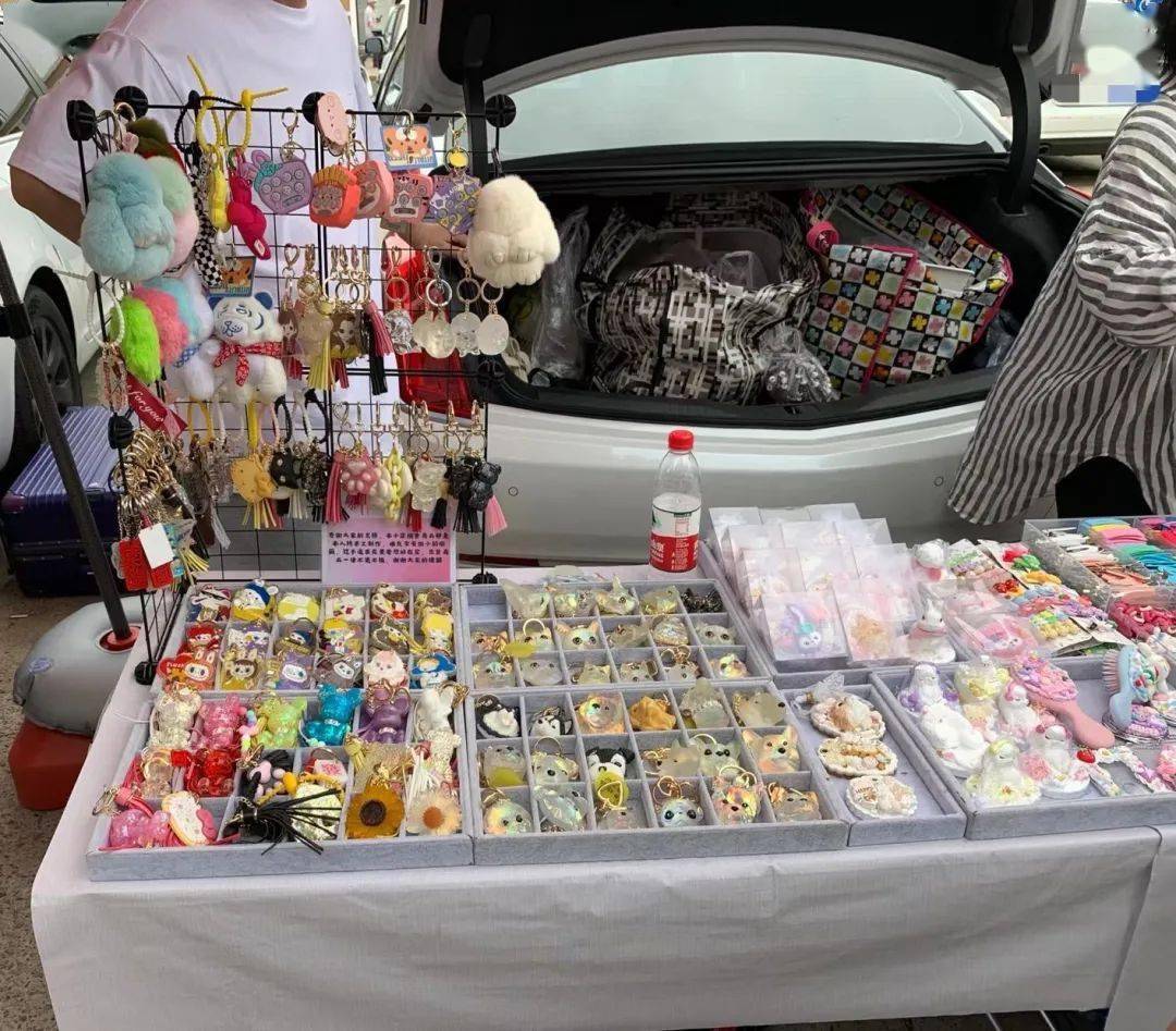 越野车里卖咖啡年轻人的后备箱摆摊能赚到钱吗