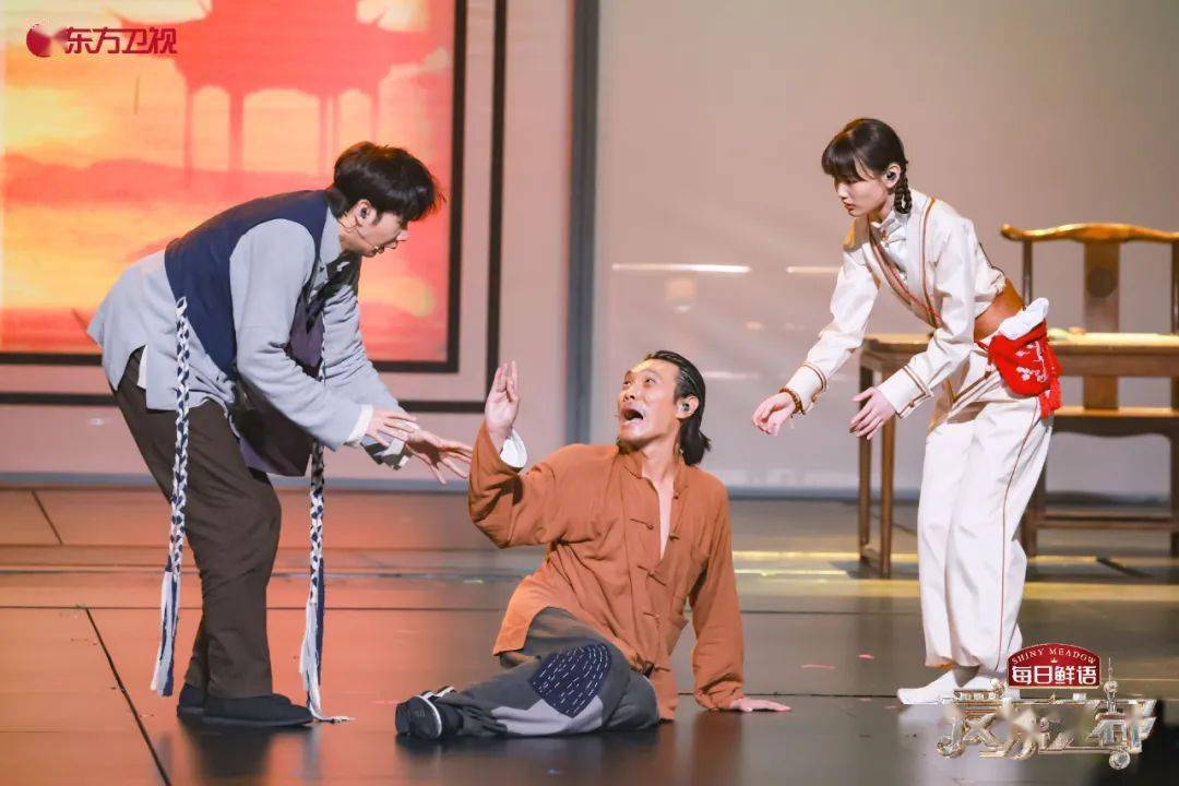 音乐元素的京味作品,参与创排的阿云嘎感慨地表示,当初他和导演肖杰