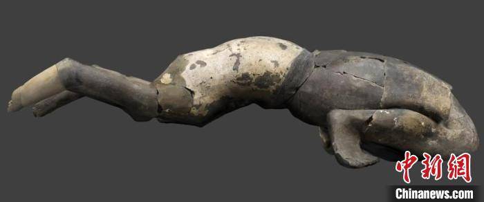 秦陵百戏俑坑仰卧俑制造工匠应为青少年泡钉俑服饰得以复原