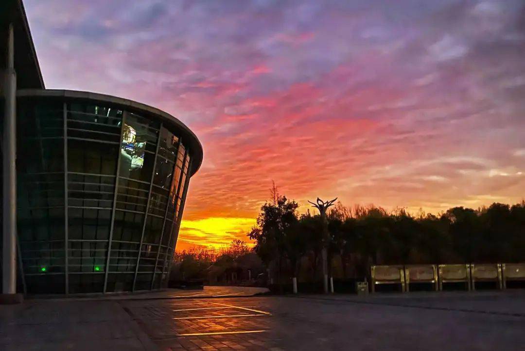 一起 走进师大 吧下面跟随君君的脚步欢迎你来到河南师范大学吹开了