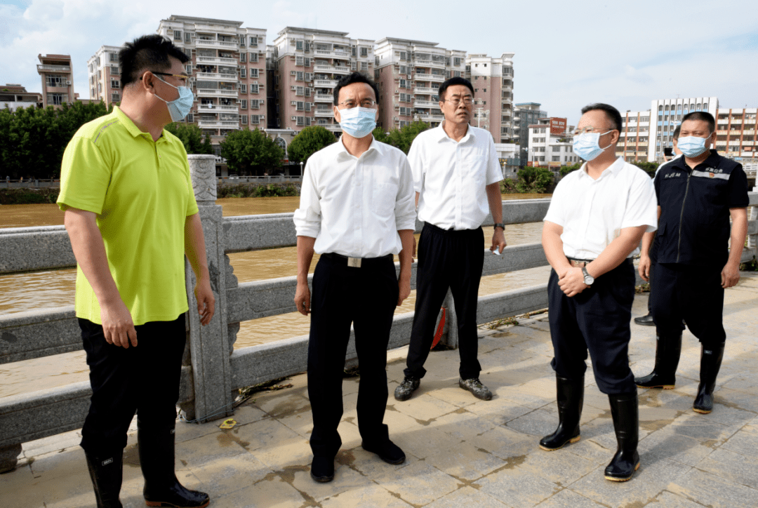 市委书记,市人大常委会主任张爱军亲临怀集指导抗洪抢险工作,强调要