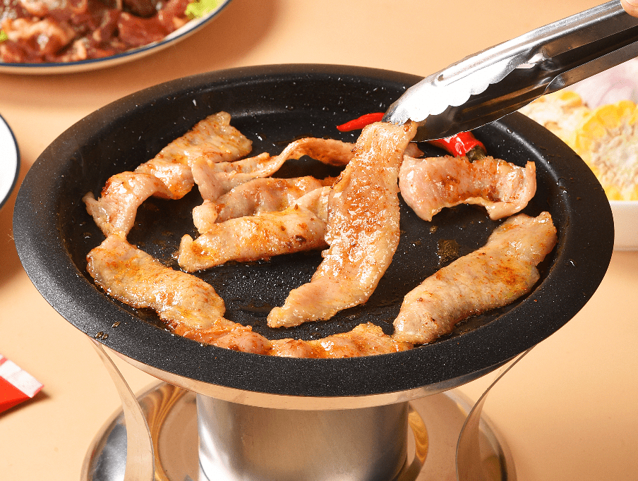 烤盘*1,环保油*1,灭火盖*1(灭火盖是否有手柄,随机发出),烤肉夹*1