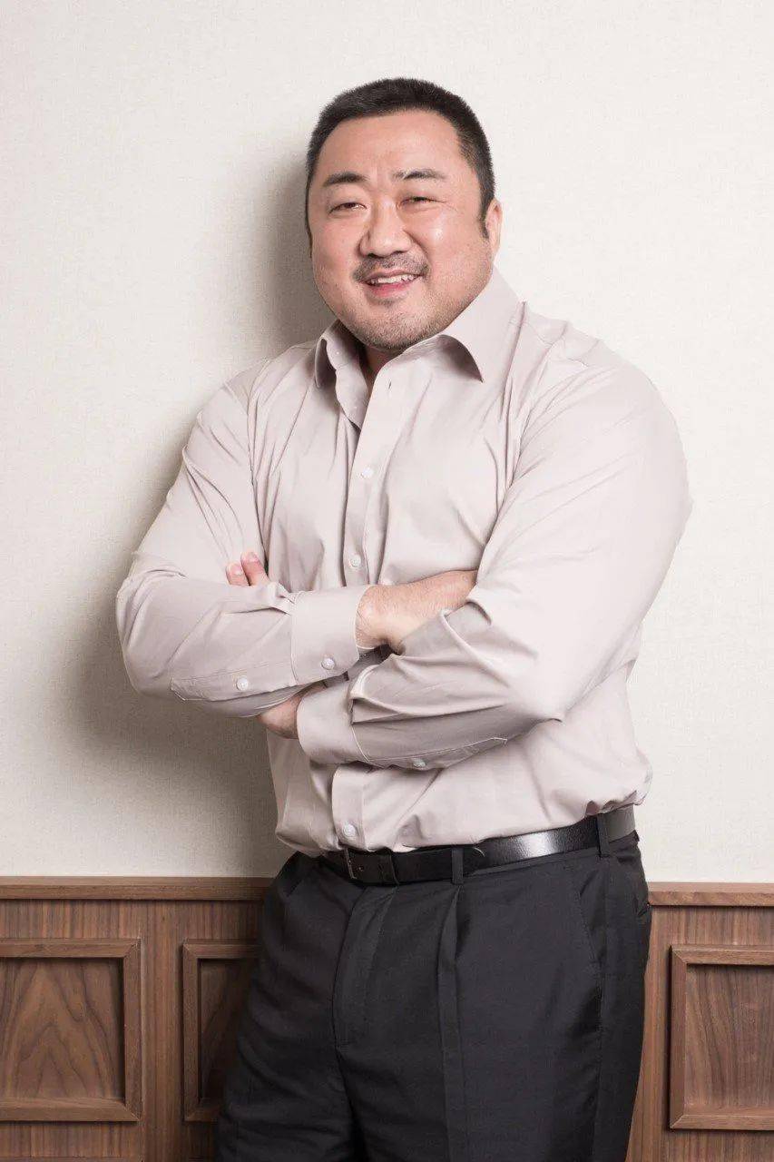 而他如今,成为了妥妥的实力派壮汉演员,身材已经不复存在了.