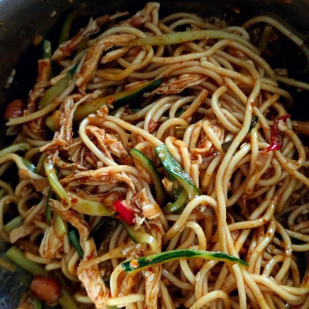 静心续命不过一碗黄瓜鸡丝凉面