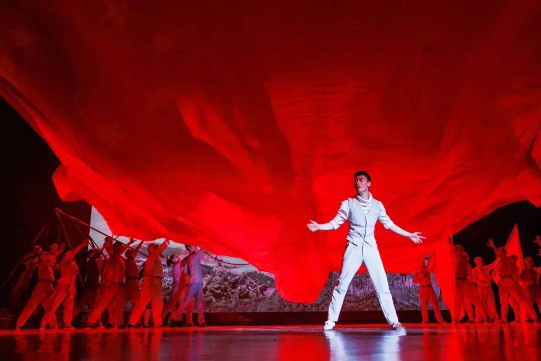 四季云大——夏之风咏·艺术季|大型红色题材杂技舞台剧《聂耳》走进