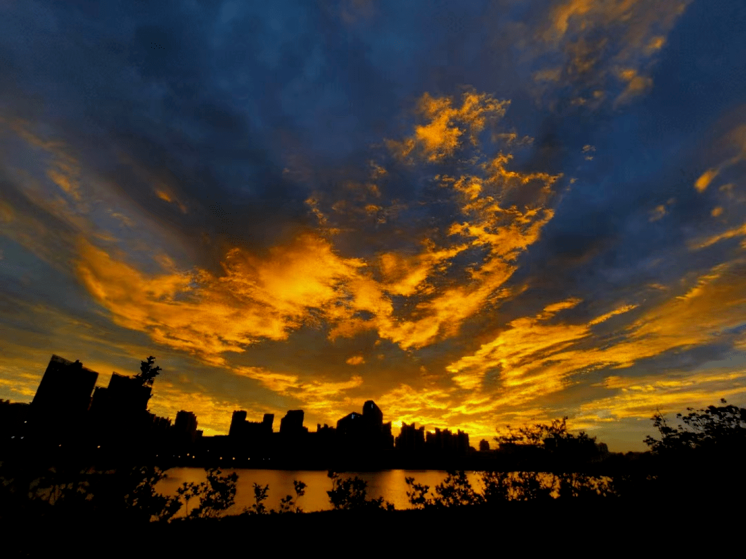 遂寧絢爛日出迷人眼霞光滿天景如畫