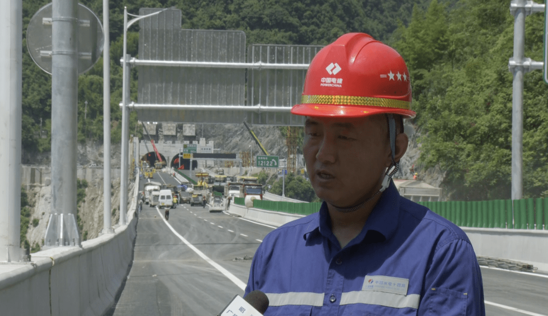 6月25日,白水江特大橋順利完成瀝青鋪築,宜賓至昭通高速(昭通段)二期