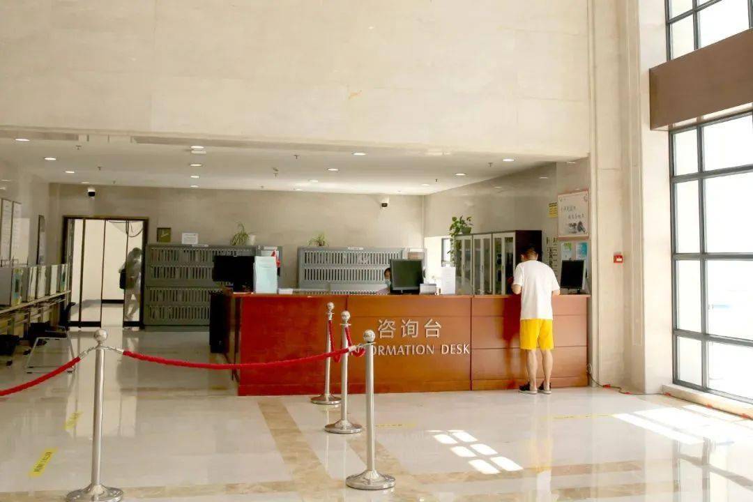 (3)通过闸机后右拐,从咨询台旁边的通道上5楼至图书馆a5区,根据自己的