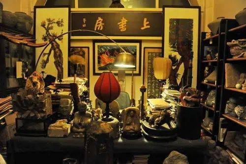 据说门口还有一块匾,写着:"我家主人在写书,勿扰!