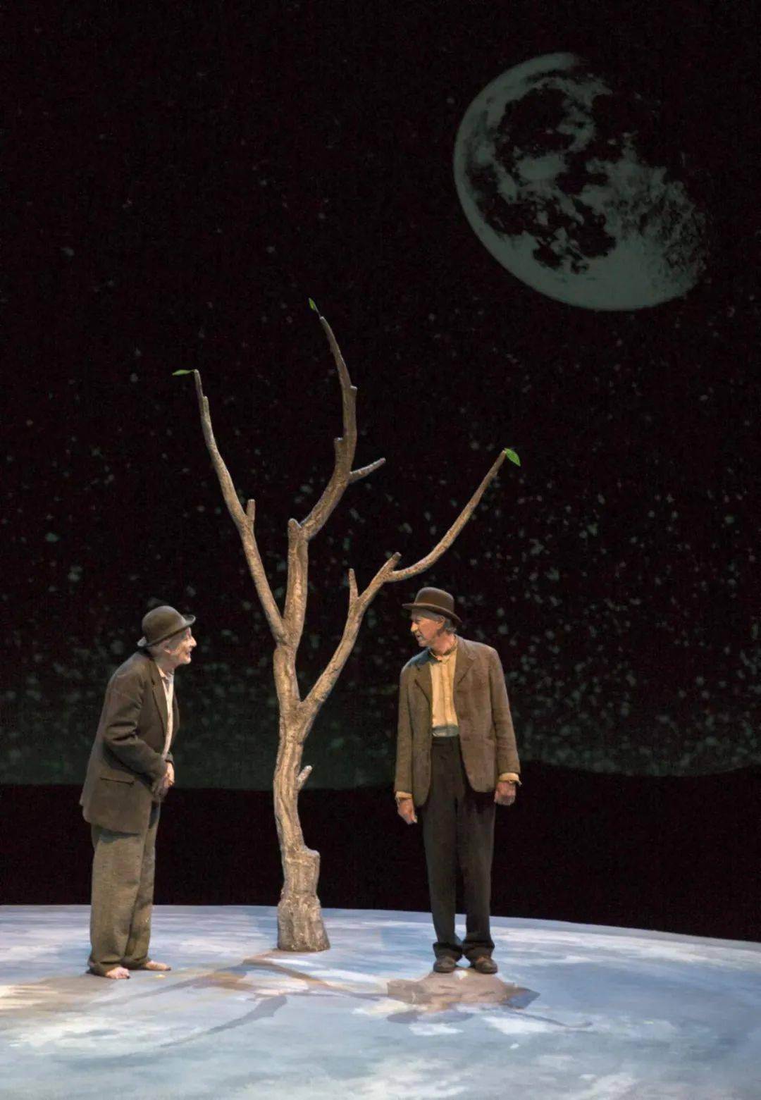 第二次世界大战之后,法国出现了荒诞派戏剧,这与当时的政治社会环境分