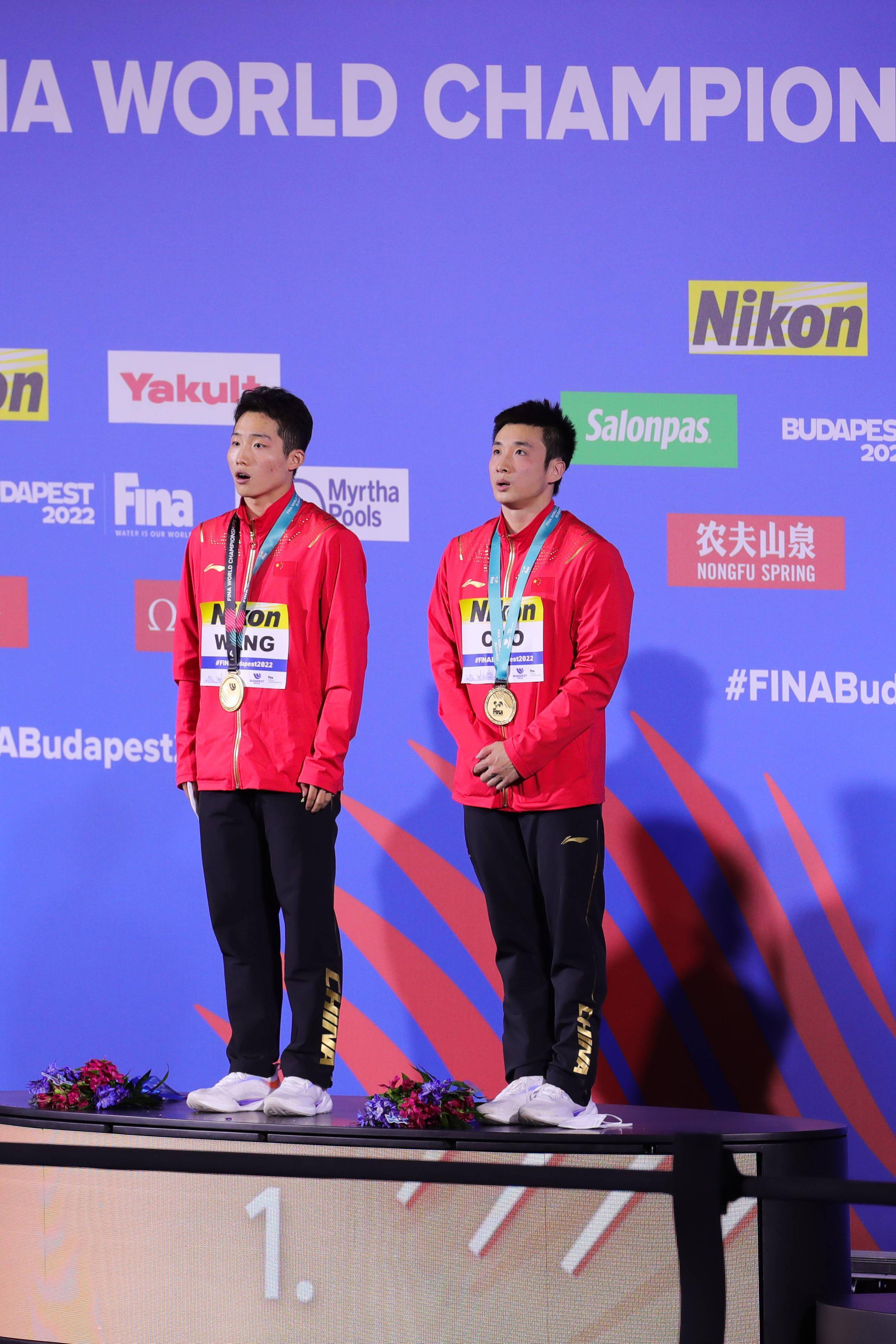 (左二),季军德国组合拉尔斯·吕迪格(右二)/巴特尔在颁奖仪式上合影