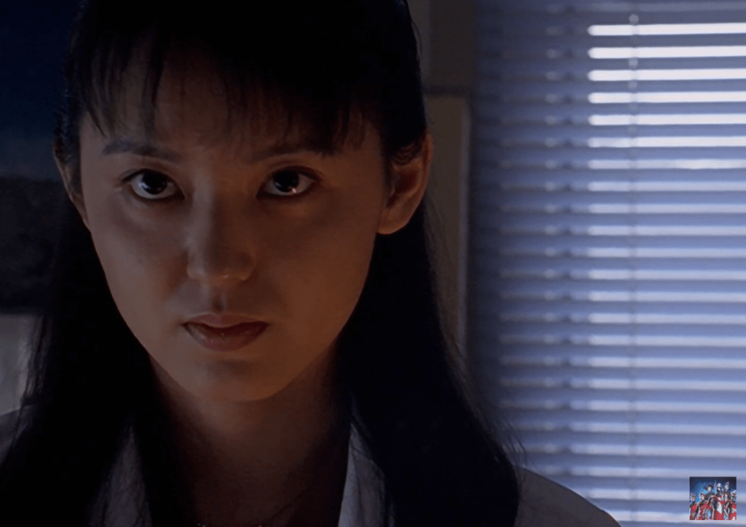 经常会有阴阳脸加上特殊构图,比如下面这段《艾斯奥特曼》中女外星人